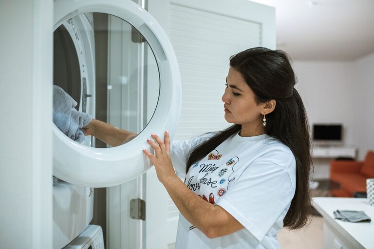 Sfaturi utile pentru a-ți îngriji hainele și a le păstra mai mult timp